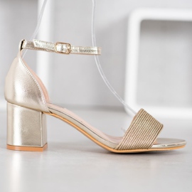 Nio Nio Stílusos szandál egy bárban sárga 2