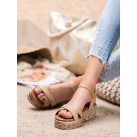 Small Swan Divatos szandál Eco bőrrel barna 2