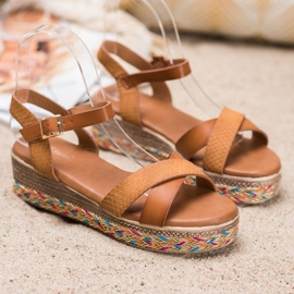 Small Swan Divatos szandál Eco bőrrel barna 2 Small Swan Divatos szandál Eco bőrrel barna 2