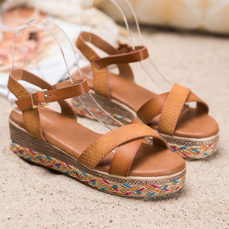 Small Swan Divatos szandál Eco bőrrel barna 2