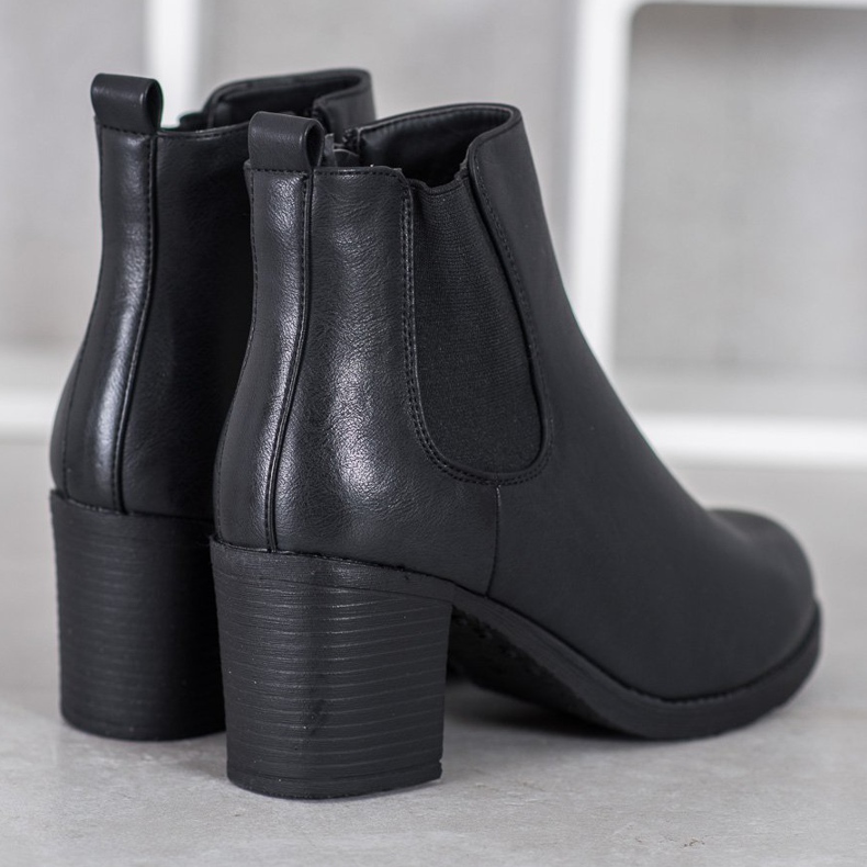 J. Star Chelsea Boots On A Bar fekete 1