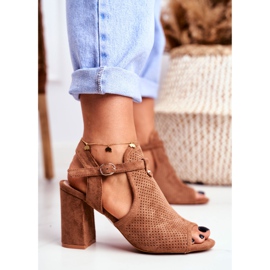 BUGO Női szandál sarkú áttört barna Kira 2