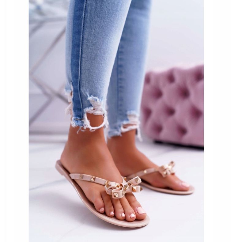 Lu Boo | Bézs színű gumis papucs sziklás szegecsekkel 1