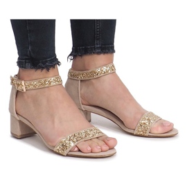 Arany szandál egy montanai poszton aranysárga sárga 1