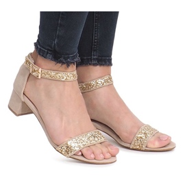 Arany szandál egy montanai poszton aranysárga sárga 2