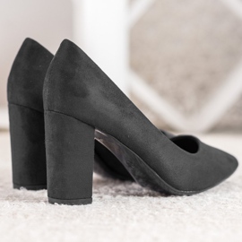 Small Swan Fekete szivattyúk egy oszlopon 1