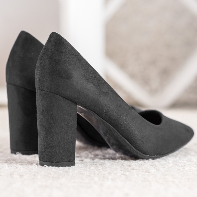 Small Swan Fekete szivattyúk egy oszlopon 1