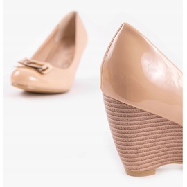 Bézs színű ékszivattyúk csattal 0089-3 barna 2