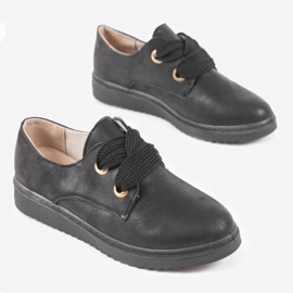 Fekete cipők a H-18 éknél 1