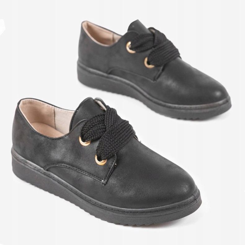 Fekete cipők a H-18 éknél 1