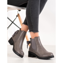 J. Star Szürke Chelsea csizma egy bárban 1