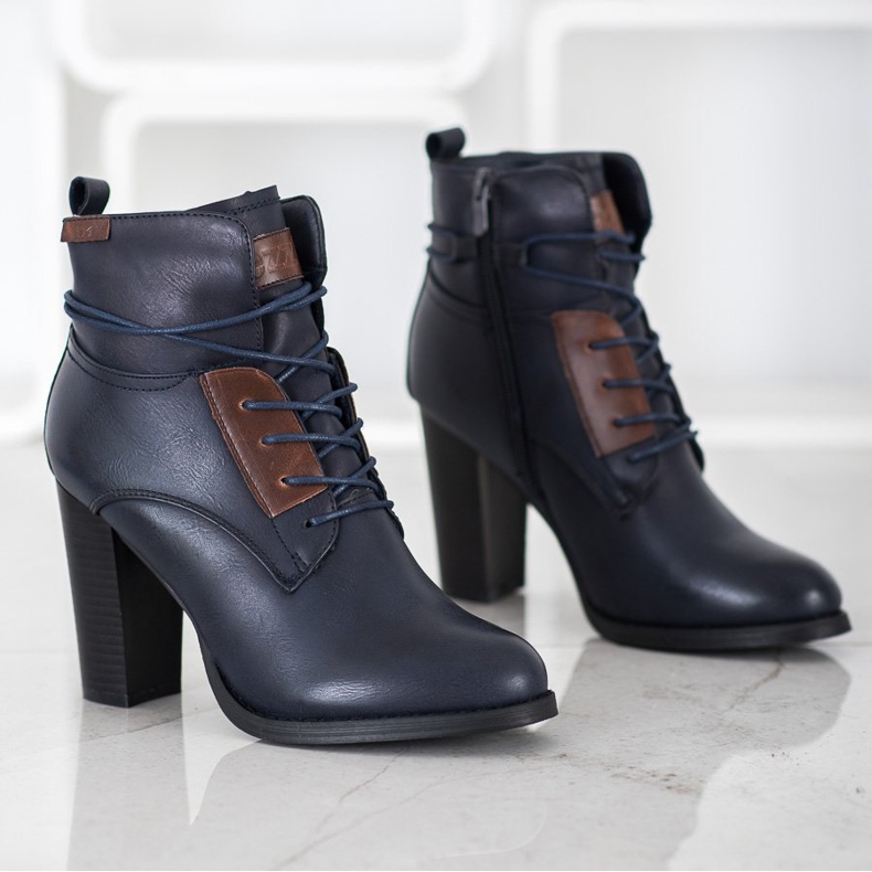 Evento Sötétkék csizma egy oszlopon 1