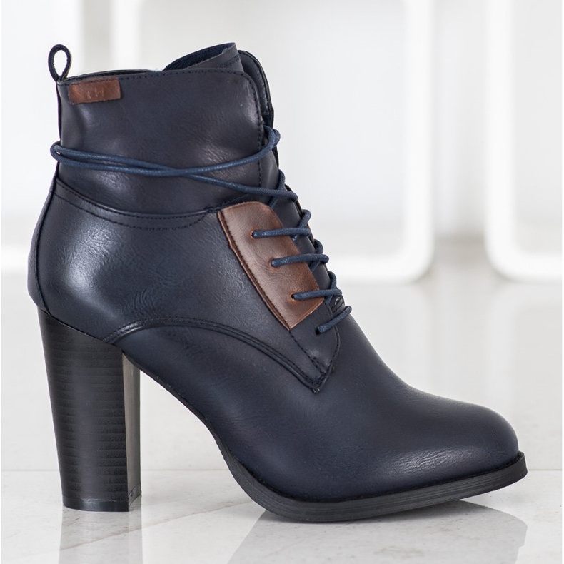 Evento Sötétkék csizma egy oszlopon 2