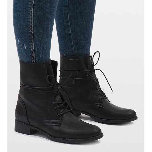 Fekete fűzős csizma 16006-58 1