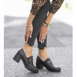 Női fekete cipő a poszton C17-6113 1