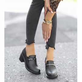 Női fekete cipő a poszton C17-6113 2