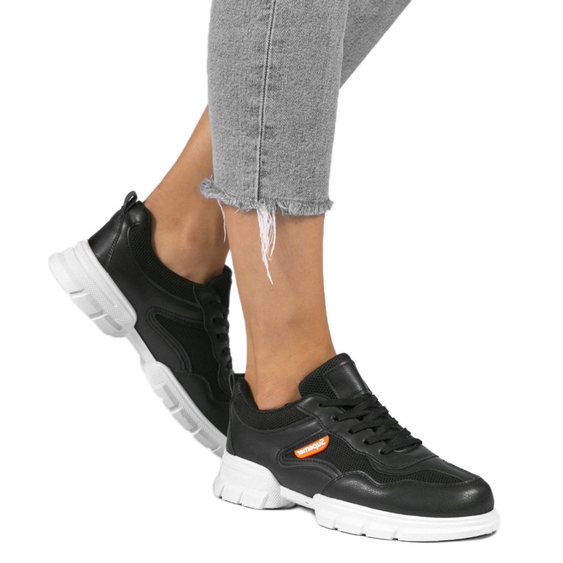 Divatos fekete sportcipő C051 1