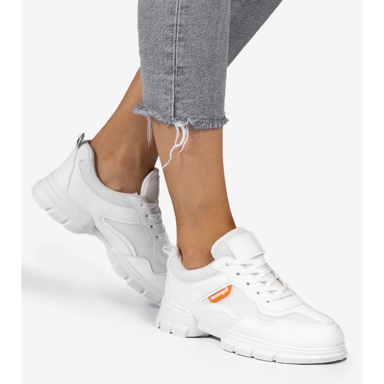 Divatos fehér sportcipő C051 1