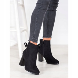 Goodin Csizma dekoratív kötéssel fekete 2