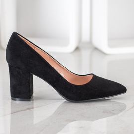 Nio Nio Fekete szivattyúk egy oszlopon 2