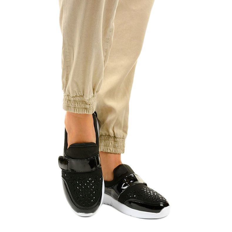 Fekete-fehér csúszós sportcipő B120-1 2