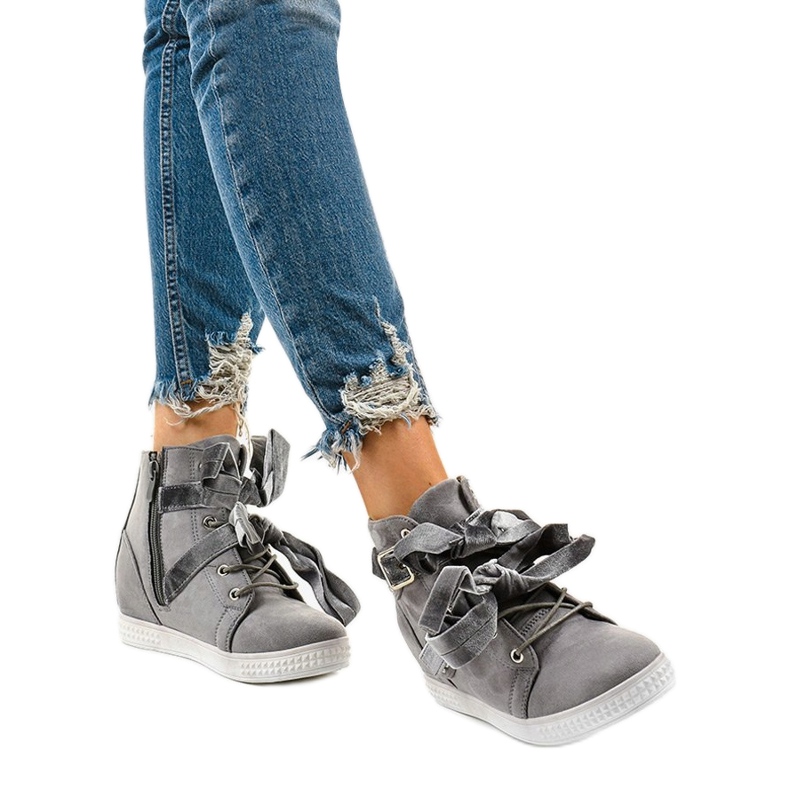 Szürke velúr cipők Haiphaia csattal 1