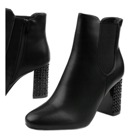 Fekete bokacsizma a Chardonnay oszlopon 1