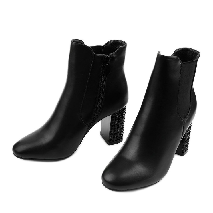 Fekete bokacsizma a Chardonnay oszlopon 2