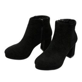 Fekete velúr bokacsizma a Mahoganis oszlopon 2