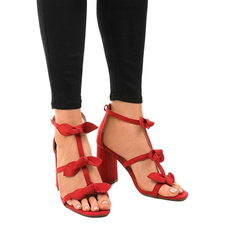 Piros szandál a postán 0354-8 1