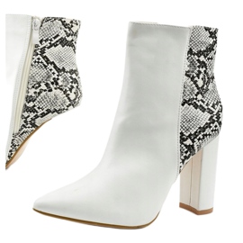 Fehér csizma a Shyvia postán 1