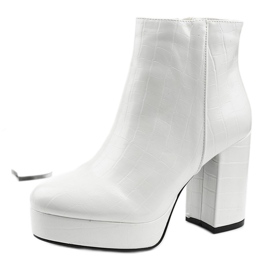 Fehér csizma Usinaya posztján 1