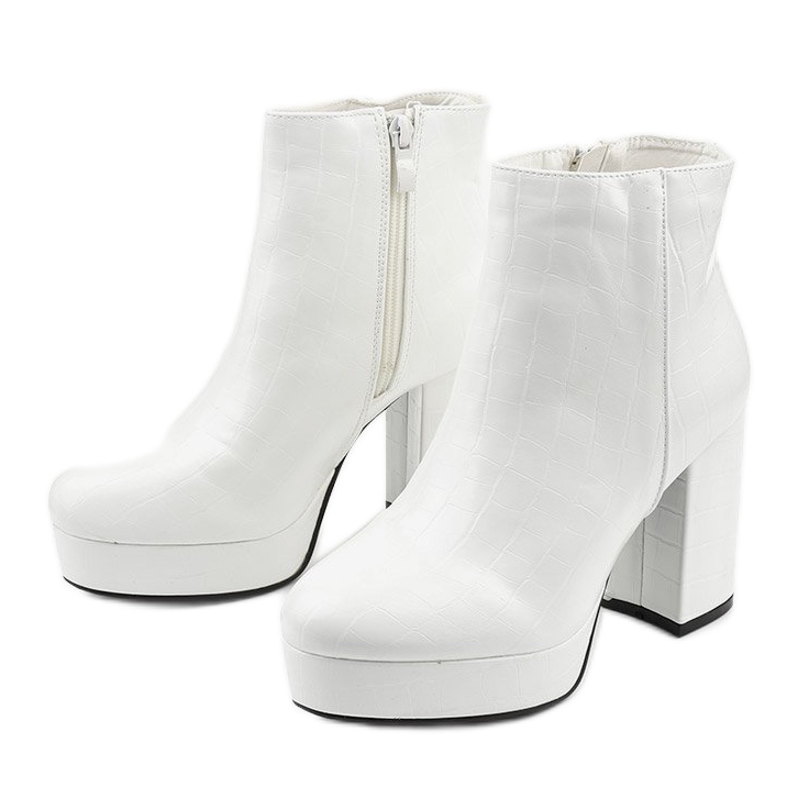 Fehér csizma Usinaya posztján 2