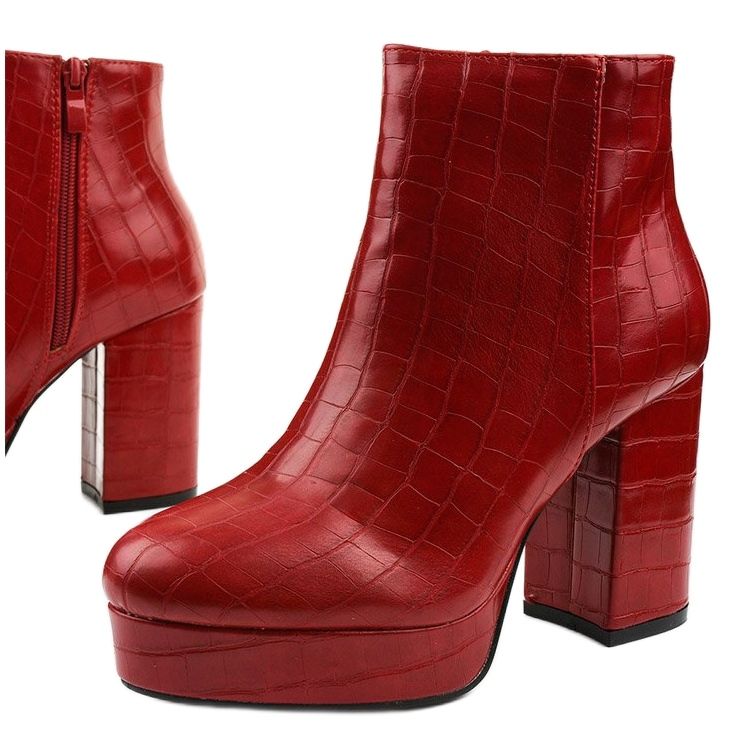 Piros bokacsizma Usinaya posztján 1 Piros bokacsizma Usinaya posztján 1