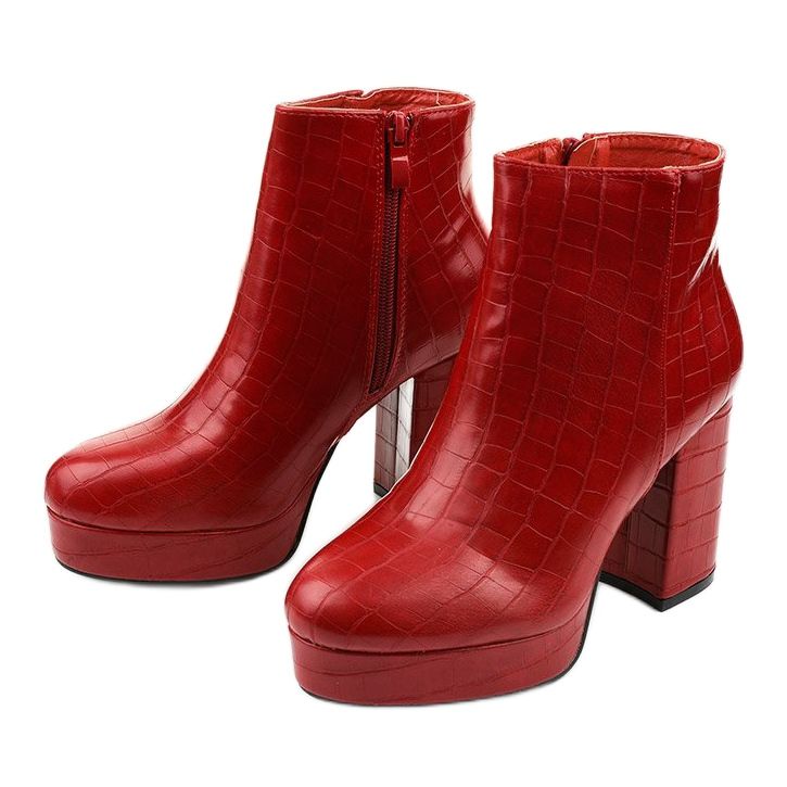 Piros bokacsizma Usinaya posztján 2