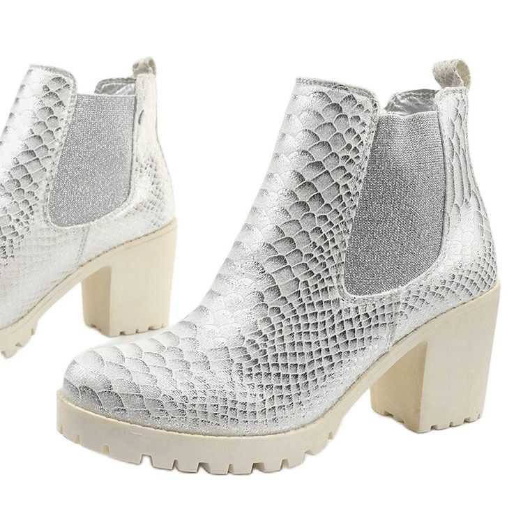 Ezüst csizma az Amar oszlopon 1