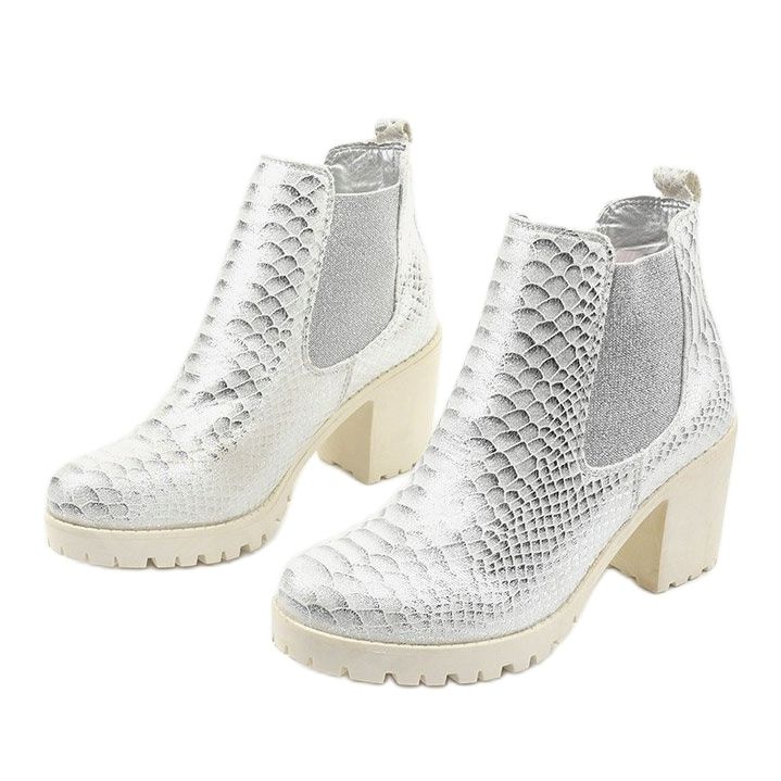 Ezüst csizma az Amar oszlopon 2