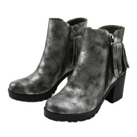 Szürke csizma az Amar oszlopon 2