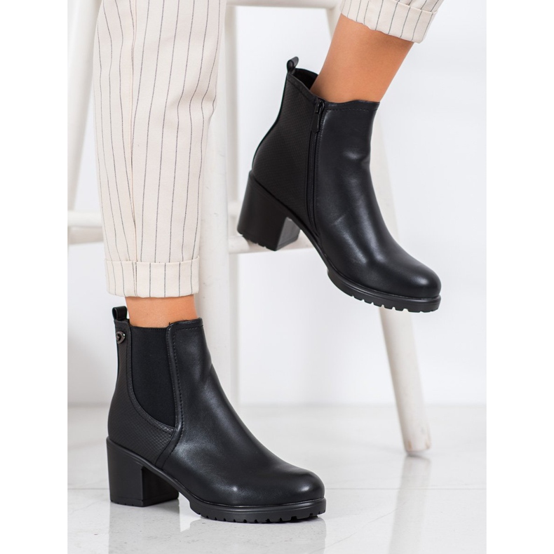 Könnyű csizma a postán fekete 1