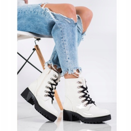 SHELOVET Fehér lakkozott csizma 1