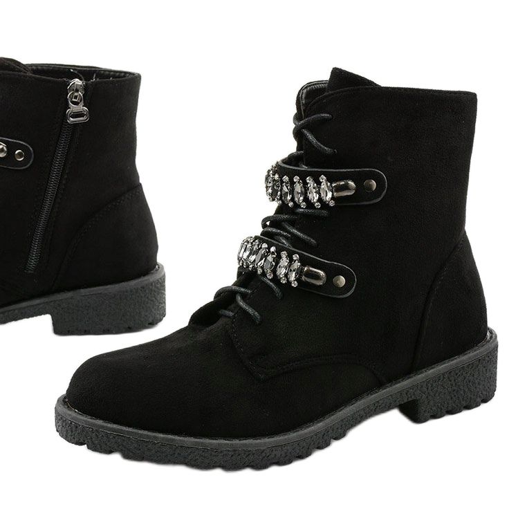 Fekete csizma dekoratív Ginoraya csíkokkal 1