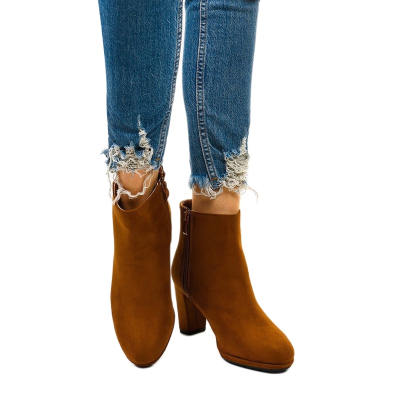 Tevecsizma az oszlopon, Xentora velúr barna 1