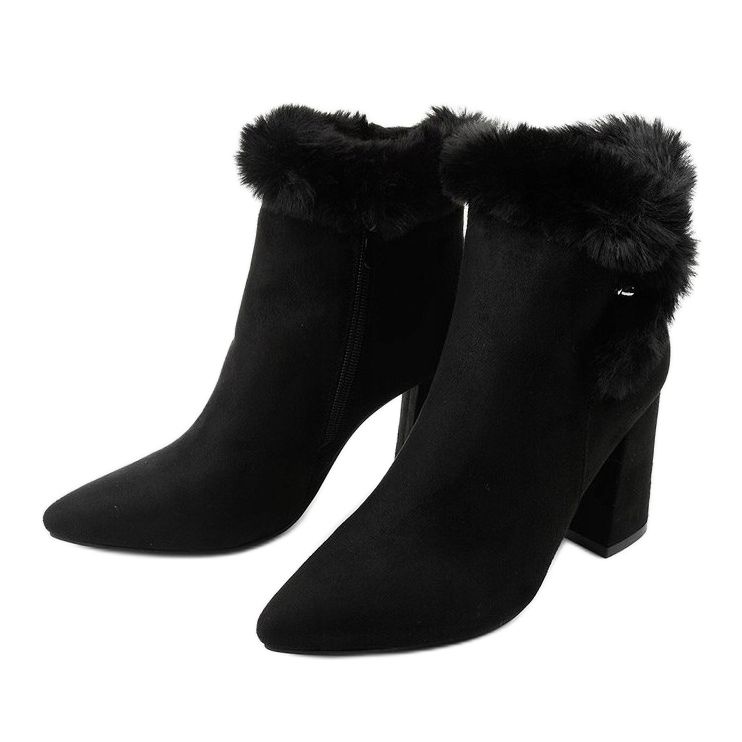 Fekete bokacsizma egy oszlopon, Helike cipzárral 2