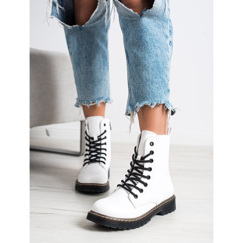 Small Swan Fehér csizma fekete 1 Small Swan Fehér csizma fekete 1