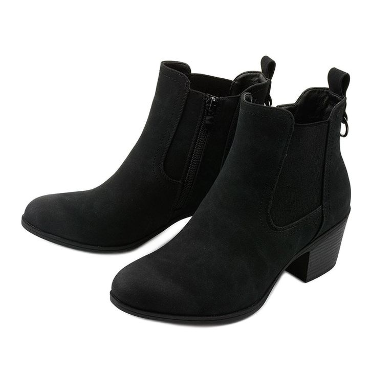 Fekete velúr bokacsizma egy Tarrenscribe poszton 2