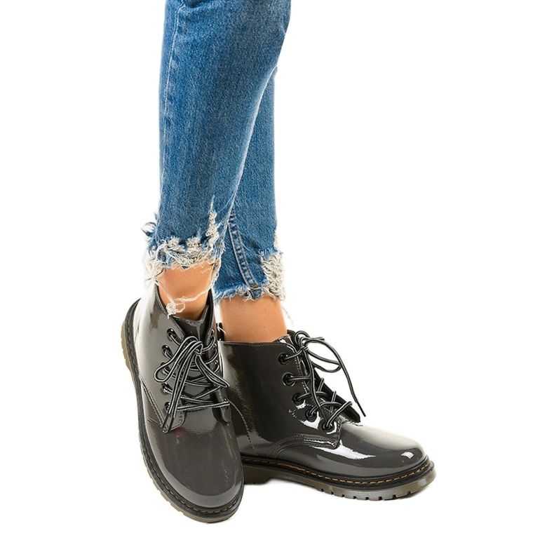 Szürke lakkbőr csizma TL143-7 1