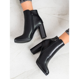 Ideal Shoes Klasszikus magas sarkú csizma fekete 2