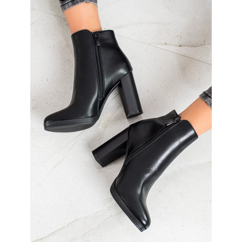 Ideal Shoes Klasszikus magas sarkú csizma fekete 2