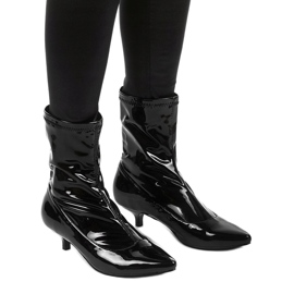 Fekete lakkozott sarok Ragemour zoknival 1