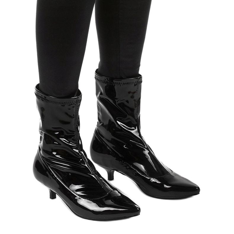 Fekete lakkozott sarok Ragemour zoknival 1